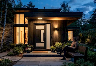 Деревянная входная уличная дверь